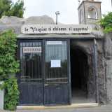 Quella di sinistra invece rappresenta la vera e propria chiesa. Chiusa da un cancello in ferro accoglie i visitatori con una targa con su scritto �la Vergine ti chiama, ti aspetta!